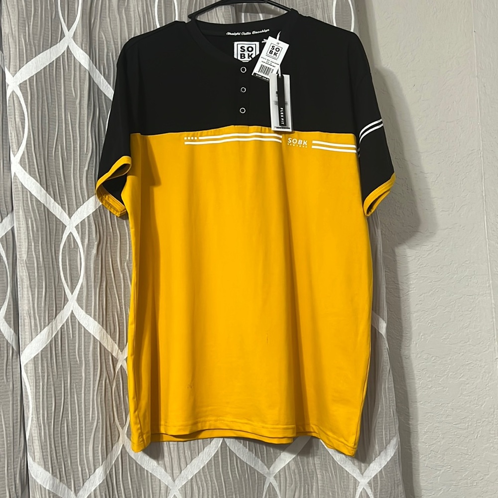 Casual Men’s black and yellow tee